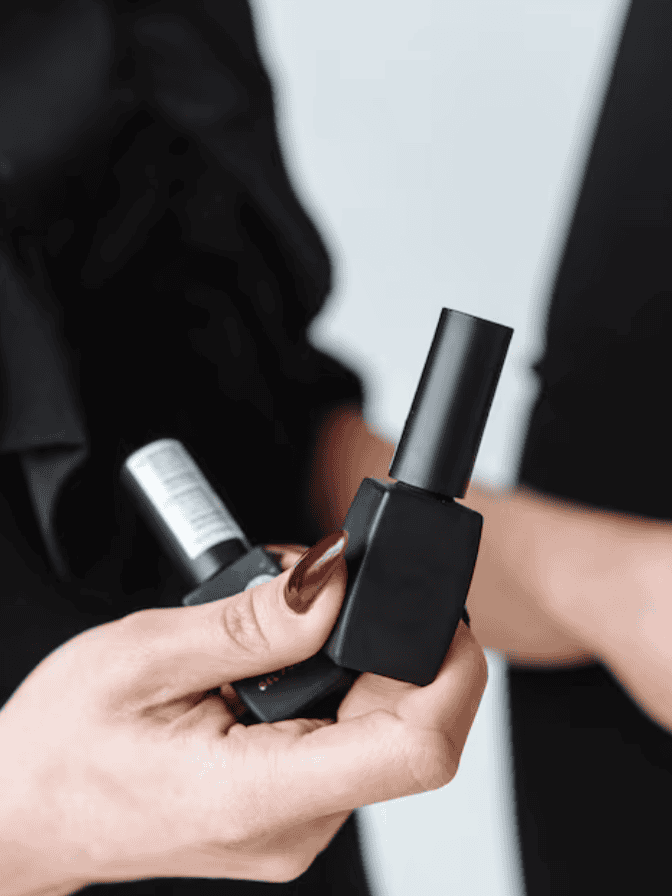 Aplicación de esmalte para uñas en ProNail Monterrey